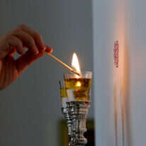 הדלקת נרות שבת. | שאטרסטוק