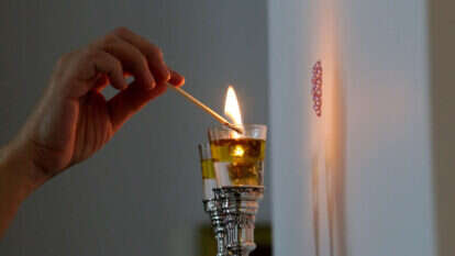 הדלקת נרות שבת. | שאטרסטוק הדלקת נרות שבת. | שאטרסטוק