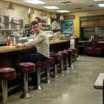 רגעי האכילה של הגיבור באותם מוטלים מבודדים הם רגעים של נחת, ומשם הוא יכול להמשיך. מתוך הסרט ג'ק ריצ'ר. | באדיבות ye