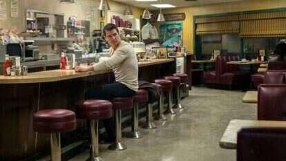 רגעי האכילה של הגיבור באותם מוטלים מבודדים הם רגעים של נחת, ומשם הוא יכול להמשיך. מתוך הסרט ג'ק ריצ'ר. | באדיבות ye