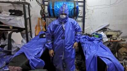 ייצור ציוד מיגון נגד נגיף קורונה ברצועת עזה. | AFP