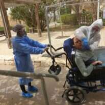 נערים בסיכון עוברים בדיקות ל-COVID-19. | עלה נגב