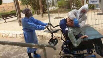 נערים בסיכון עוברים בדיקות ל-COVID-19. | עלה נגב