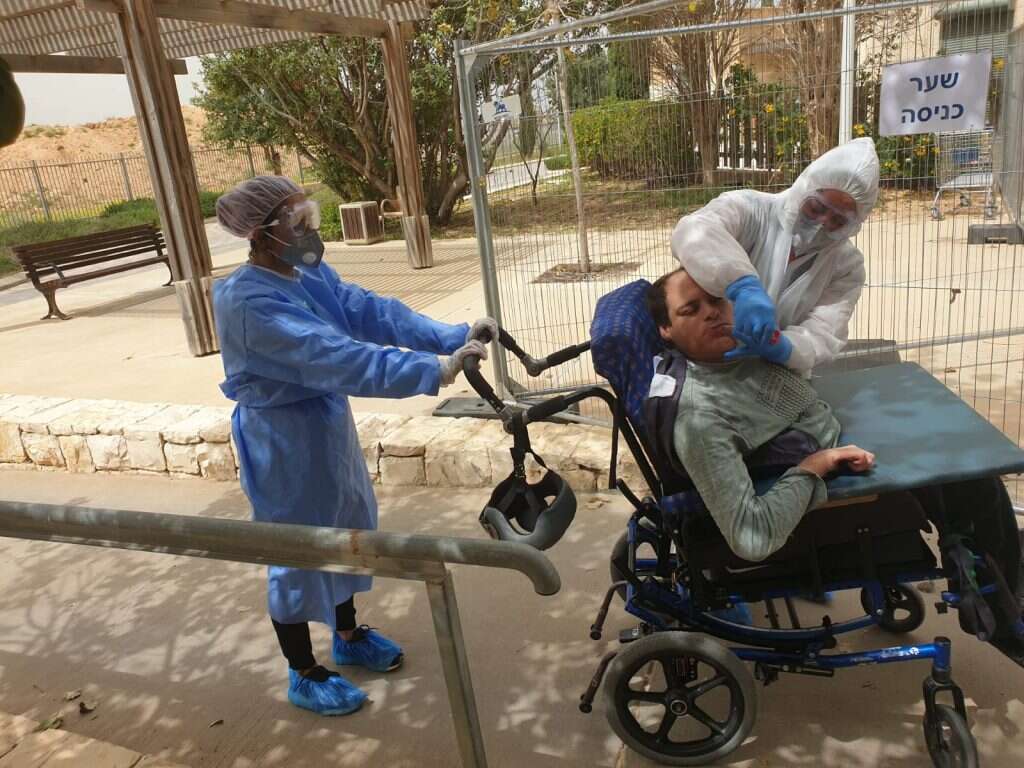 נערים בסיכון עוברים בדיקות ל-COVID-19. | עלה נגב