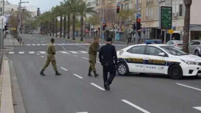 חיילי צה"ל בשיתוף משטרת ישראל במחסום בידוק בסמוך לכיכר רבין, בתל אביב. | קובי ריכטר/TPS