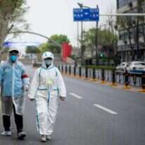 זוג מתהלך ברחובות ווהאן, השבוע. | AFP