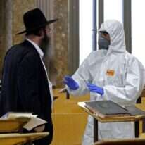 שוטר משוחח עם אדם חרדי בבני ברק. | AFP