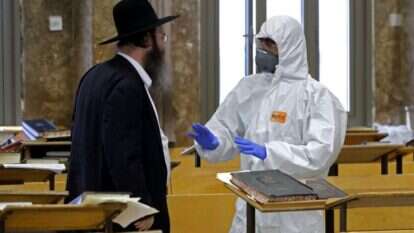 שוטר משוחח עם אדם חרדי בבני ברק. | AFP