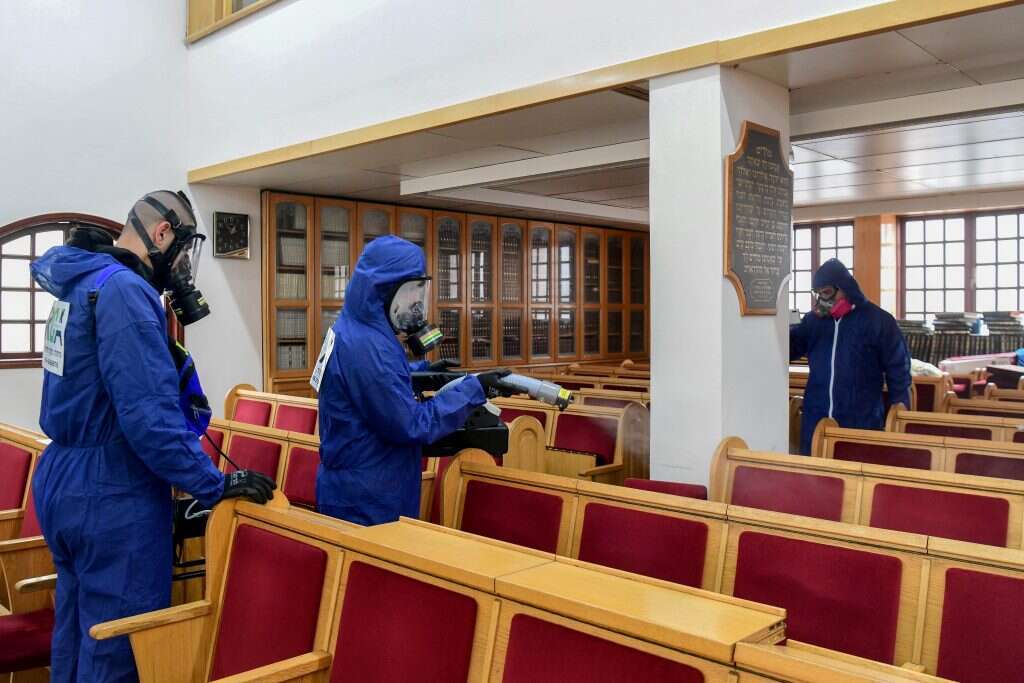 "בית מדרש ובית תפילה, אבל בעיקר מקום התכנסות". חיטוי בית כנסת בבת־ים. | פלאש 90