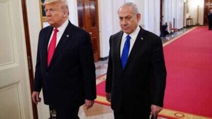 נתניהו וטראמפ בדרכם להכרזת עסקת המאה בחדר המזרחי בבית הלבן. | AFP נתניהו וטראמפ בדרכם להכרזת עסקת המאה בחדר המזרחי בבית הלבן. | AFP