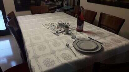 שולחן השבת המצומצם של מרים פרץ, כפי שצילמה ושיתפה ברשתות. | מרים פרץ