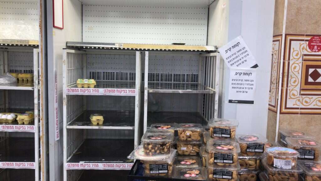 הפיקוח יוצר מחסור. מדפי ביצים ריקים ברשתות השיווק. | ישי הולנדר הפיקוח יוצר מחסור. מדפי ביצים ריקים ברשתות השיווק. | ישי הולנדר