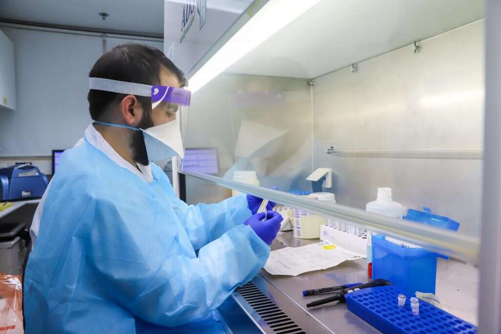 "אם רוב המבודדים ייבדקו נוכל לעצור את המגפה". מעבדת קורונה בבית החולים רמב"ם. | יוסי אלוני