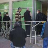 תור בכניסה לסניף בנק בתל-אביב. | יהושע יוסף