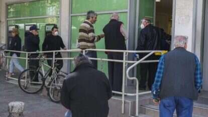 תור בכניסה לסניף בנק בתל-אביב. | יהושע יוסף