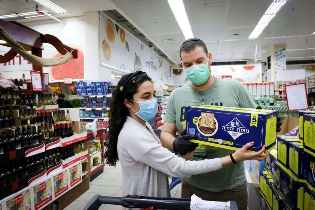 מדף המצות בסופרמרקט בירושלים. | יוסי זמיר, פלאש 90