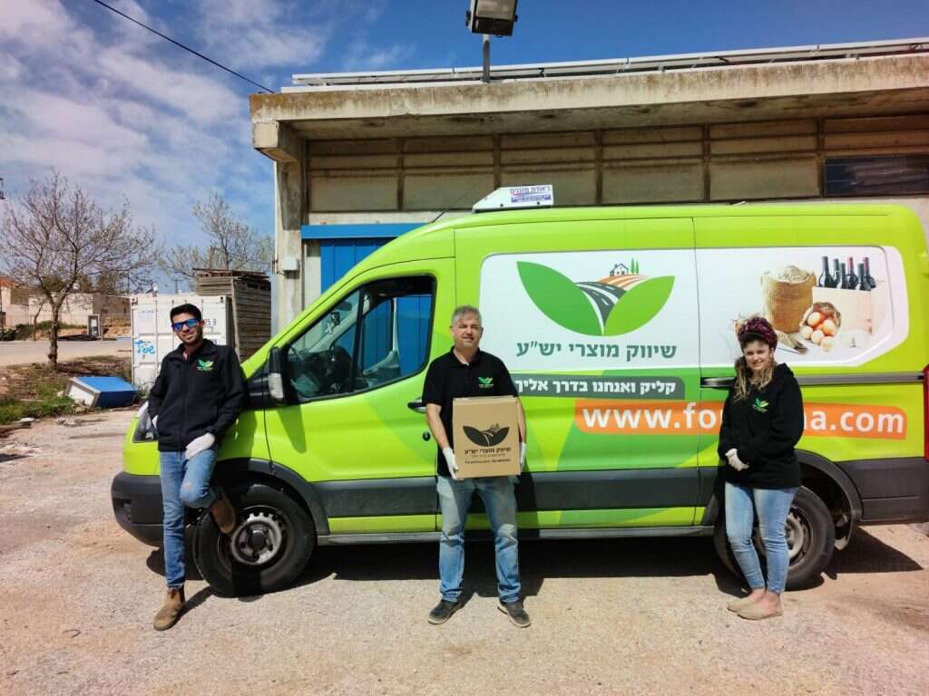 נתנאל (במרכז)