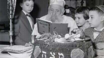 מפגש עמוק יותר עם עולם מרוחק ועתיק. ליל הסדר בבית ספר, 1960. | גטי אימג'ס