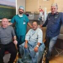 חילי טרופר לאחר תרומת הכליה עם מקבל הכליה יאיר סבוראי , ד״ר הדר מרחב, מנהל מרכז ההשתלות בהדסה וד״ר עבד חלאילה, מומחה בהשתלות כליה וכבד במרכז ההשתלות בהדסה
