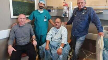 חילי טרופר לאחר תרומת הכליה עם מקבל הכליה יאיר סבוראי , ד״ר הדר מרחב, מנהל מרכז ההשתלות בהדסה וד״ר עבד חלאילה, מומחה בהשתלות כליה וכבד במרכז ההשתלות בהדסה
