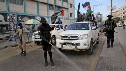 חברי הג'יהאד האסלאמי הפלסטיני מחטאים רחוב בעזה. | AFP