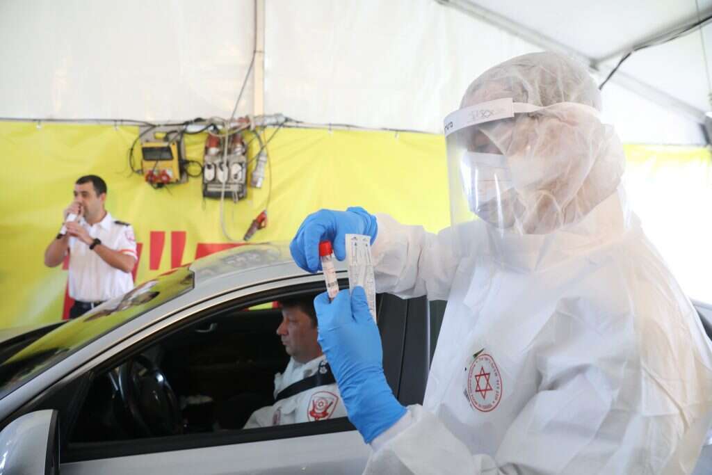 עמדת 'היבדק וסע' של מגן דוד אדום. | EPA