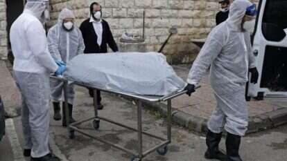 לווית חולה קורונה בירושלים. למצולמים אין קשר לנאמר בכתבה. | AFP לווית חולה קורונה בירושלים. למצולמים אין קשר לנאמר בכתבה. | AFP