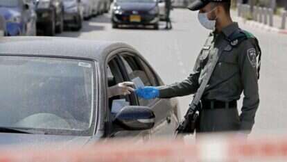 נקודת בדיקה משטרתית באזור בני ברק. | AFP