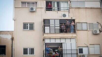 מרפסות קורונה. | מרים אלסטר, פלאש 90