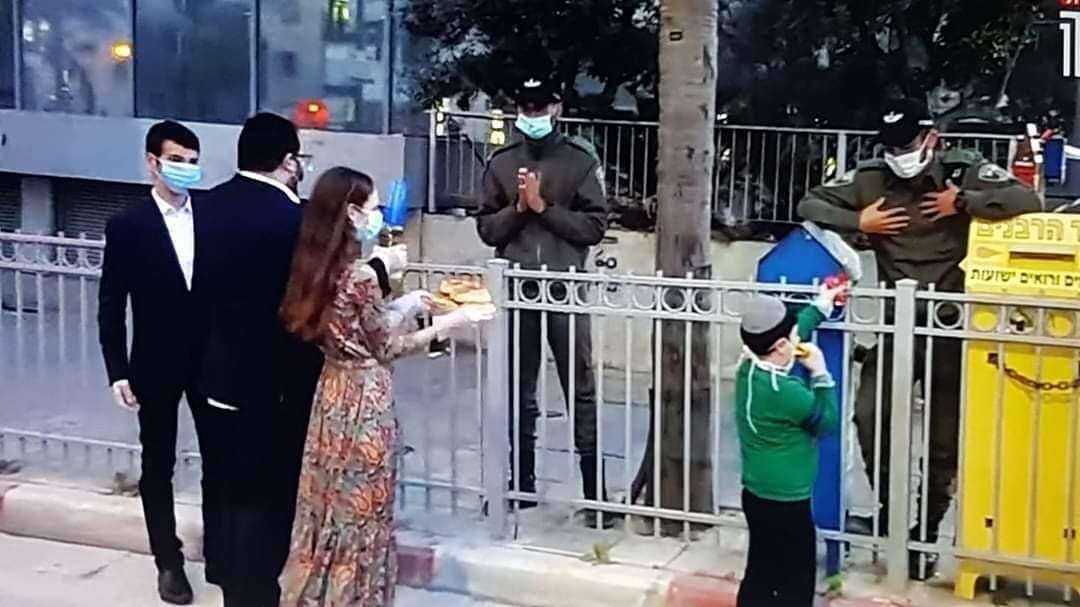 תושבי בני־ברק מציעים מזון לכוחות הביטחון, מתוך 'השבוע שהיה'. | מסך חדשות 13 תושבי בני־ברק מציעים מזון לכוחות הביטחון, מתוך 'השבוע שהיה'. | מסך חדשות 13