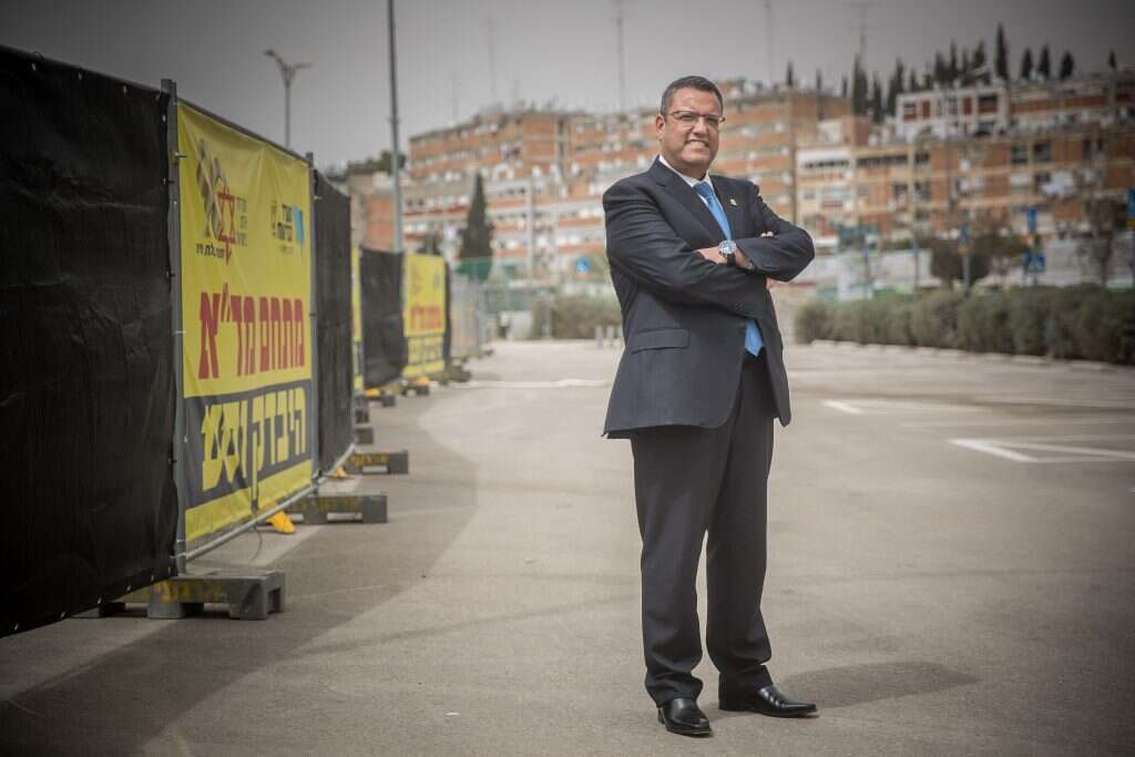 ראש העיר משה ליאון במתחם היבדק וסע סמוך לאיצטדיון טדי בירושלים. | יונתן זינדל, פלאש 90