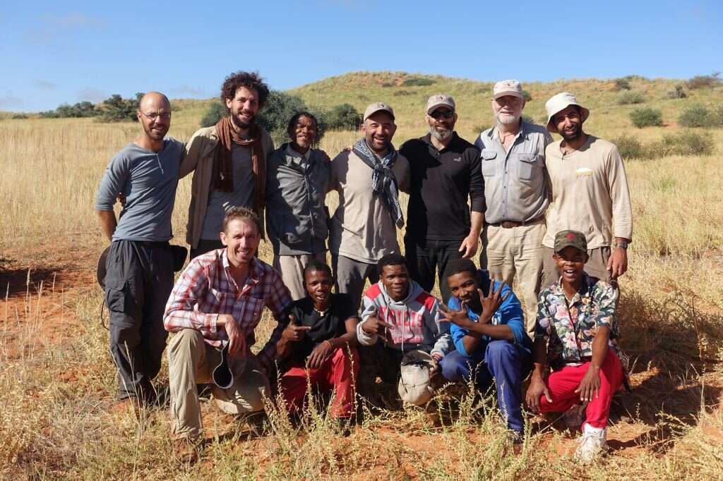 הזמנה שאי אפשר לסרב לה. בשטח עם לואיס ליבנברג (עומד, שני מימין). | עומרי שקותאי הזמנה שאי אפשר לסרב לה. בשטח עם לואיס ליבנברג (עומד, שני מימין). | עומרי שקותאי