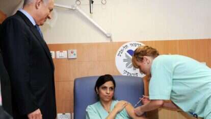 חיסון נגד שפעת החזירים ב־ 2009 במעמד נתניהו. קשוב לביקורת. | עמוס בן־גרשום, לע"מ