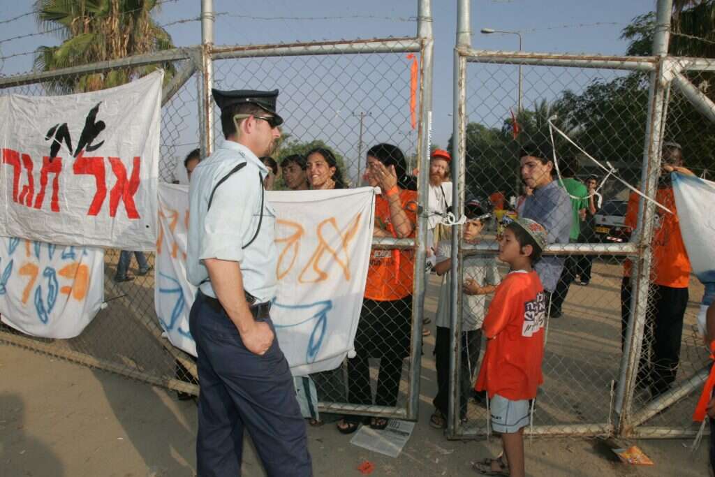שוטרים בכפר מימון. | מרים צחי