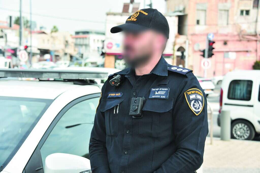 הכרחית לעבודת המשטרה, גם בשבת. מצלמת גוף. | דוברות המשטרה