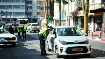 "לא יהיה להם שולחן סדר ולא אווירת חג". שוטרים אוכפים את האזור המוגבל בבני־ברק, בשבוע שעבר. | יוסי זליגר