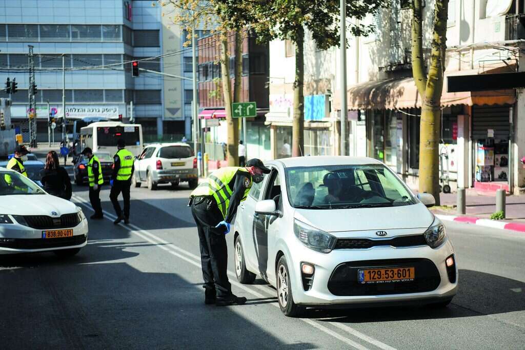 "לא יהיה להם שולחן סדר ולא אווירת חג". שוטרים אוכפים את האזור המוגבל בבני־ברק, בשבוע שעבר. | יוסי זליגר