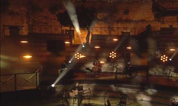 אביב גפן בהופעה בלי קהל באמפי שוני. | מסך מתוך דף הפייסבוק של זאפה