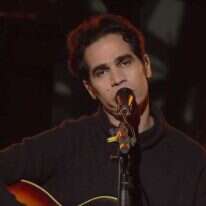 אביב גפן בהופעה בלי קהל באמפי שוני. | מסך מתוך דף הפייסבוק של זאפה