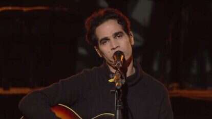 אביב גפן בהופעה בלי קהל באמפי שוני. | מסך מתוך דף הפייסבוק של זאפה