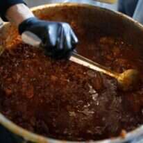 בישול בפסטיבל החמין בתל-אביב. | AFP בישול בפסטיבל החמין בתל-אביב. | AFP