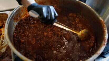 בישול בפסטיבל החמין בתל-אביב. | AFP