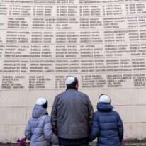 טקס הזיכרון לגירוש יהודי רומא, ליד קיר הזיכרון שעליו שמות 2,728 מגורשי העיר בזמן השואה. בית העלמין ורנו ברומא, איטליה, 2018. | גטי אימג'ס
