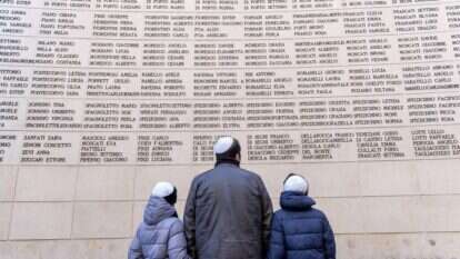 טקס הזיכרון לגירוש יהודי רומא, ליד קיר הזיכרון שעליו שמות 2,728 מגורשי העיר בזמן השואה. בית העלמין ורנו ברומא, איטליה, 2018. | גטי אימג'ס