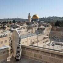 מתפלל ברובע היהודי בחול המועד פסח. | EPA