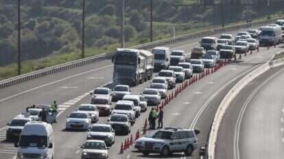 מחסום משטרתי בסמוך לירושלים. | EPA מחסום משטרתי בסמוך לירושלים. | EPA