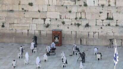 תפילת חג בכותל בימי קורונה. | EPA תפילת חג בכותל בימי קורונה. | EPA
