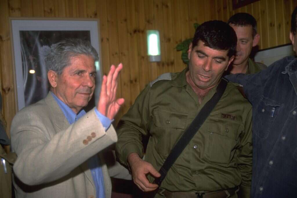 מפקד צד"ל גנרל אנטואן לאחד (משמאל, ואיתו אשכנזי וגנץ).