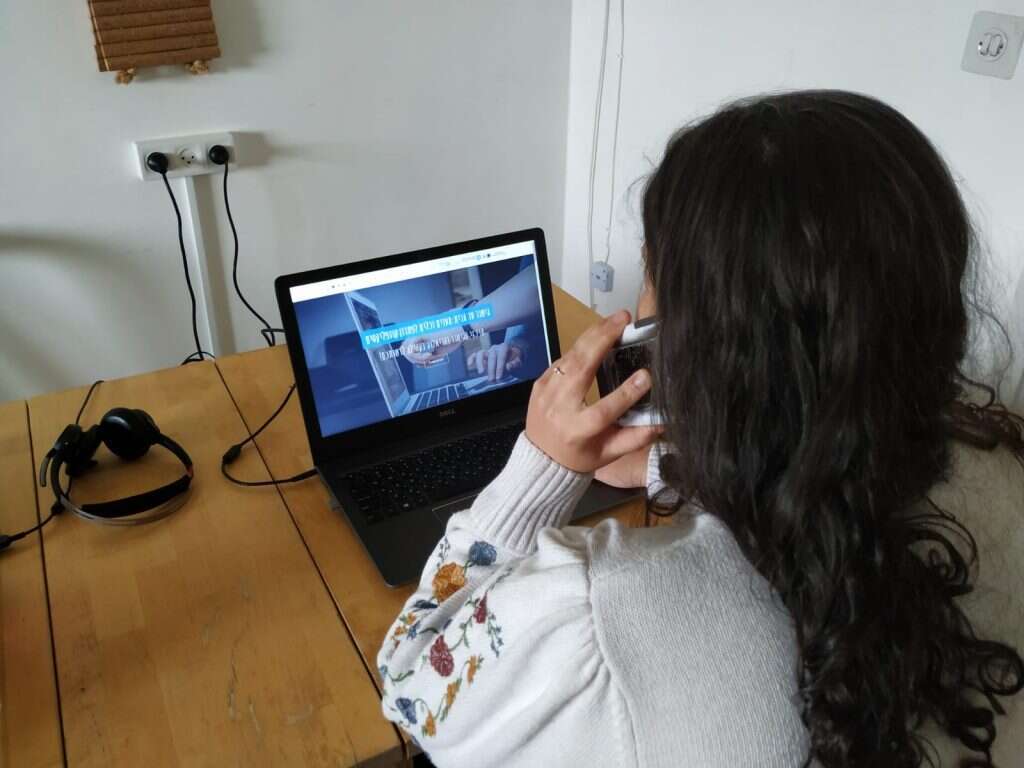 הקו החם. | באדיבות: תכנית גישורים