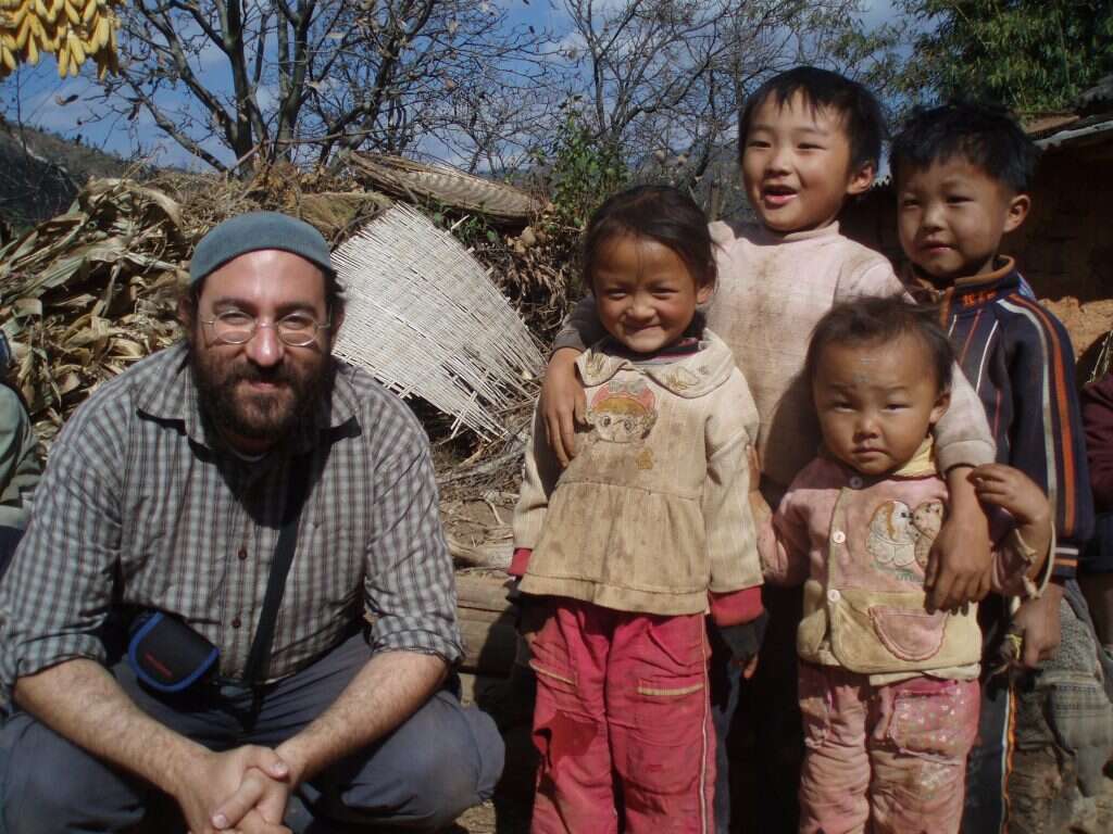 ד"ר אלעזר עם ילדים מקומיים. | ד"ר גדעון אלעזר